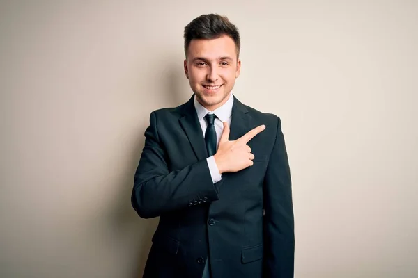 Joven Hombre Negocios Guapo Con Traje Elegante Corbata Sobre Fondo —  Fotos de Stock
