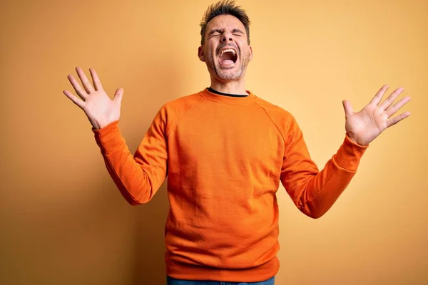 Jonge Knappe Man Met Oranje Casual Trui Geïsoleerde Gele Achtergrond — Stockfoto