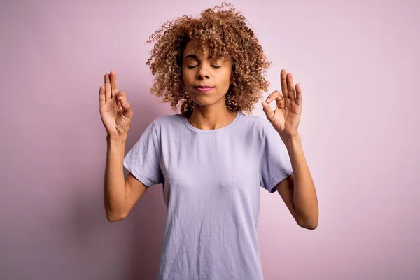 Jovem Mulher Afro Americana Bonita Vestindo Camiseta Casual Sobre Fundo — Fotografia de Stock