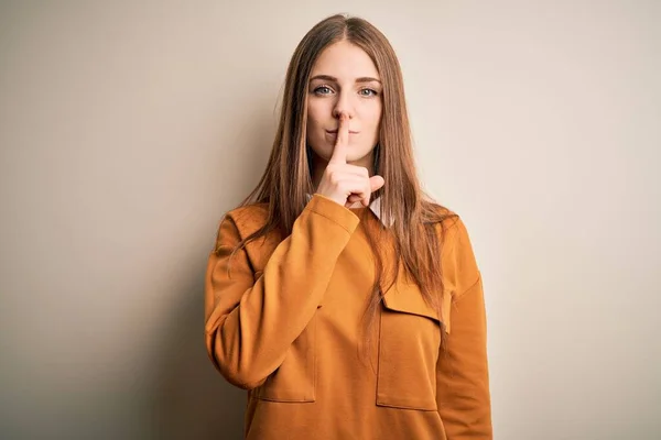 Jovem Mulher Ruiva Bonita Vestindo Camisola Casual Sobre Fundo Branco — Fotografia de Stock