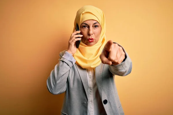 Kobieta Średnim Wieku Tradycyjnym Hidżabie Muzułmańskim Rozmawiająca Smartfonie Wskazując Palcem — Zdjęcie stockowe