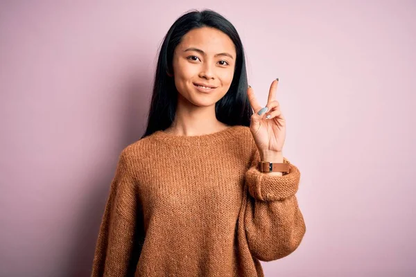 Young Beautiful Chinese Woman Wearing Casual Sweater Isolated Pink Background — 图库照片