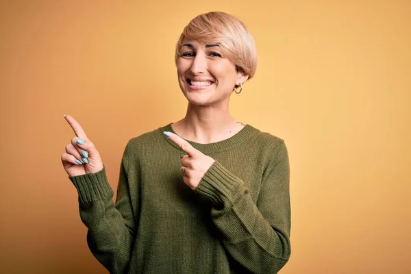 Modern Kısa Saçlı Genç Bir Kadın Sarı Arka Planda Rahat — Stok fotoğraf