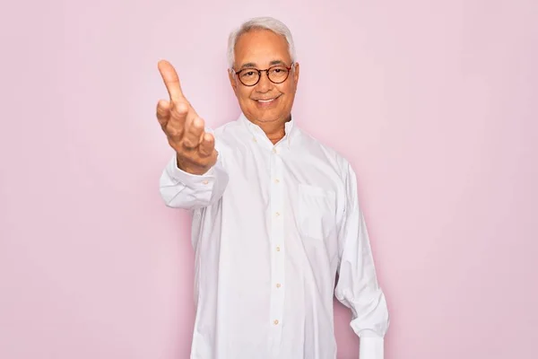 Medelålders Äldre Gråhårig Man Bär Glasögon Och Business Shirt Över — Stockfoto