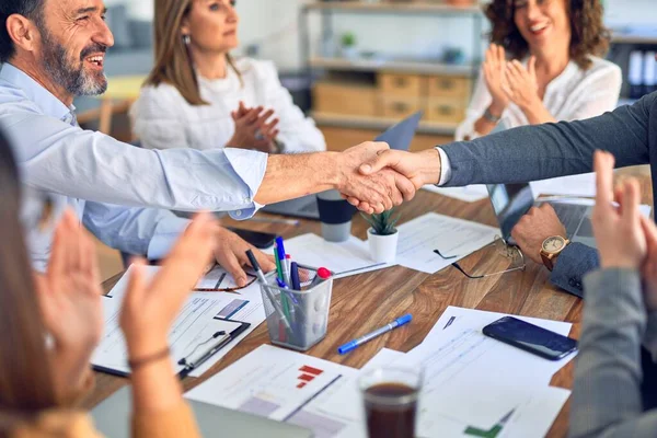 Gruppo Imprenditori Sorridenti Felici Fiduciosi Lavorare Insieme Con Sorriso Sul — Foto Stock