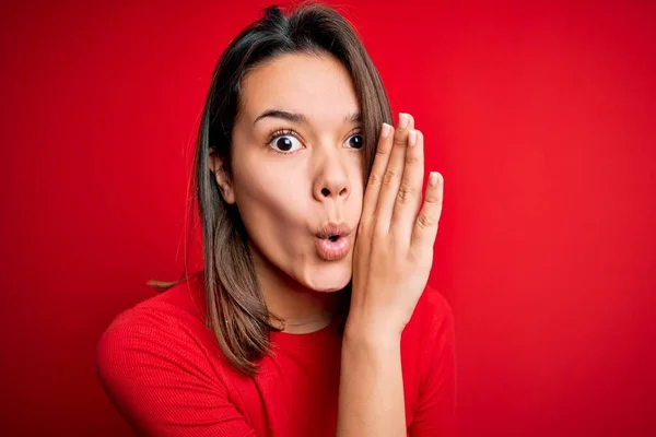 Junge Schöne Brünette Mädchen Tragen Lässiges Shirt Über Isolierten Roten — Stockfoto