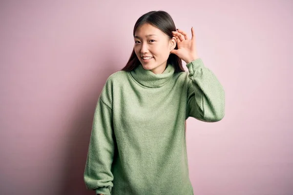Ung Vacker Asiatisk Kvinna Bär Grön Vinter Tröja Över Rosa — Stockfoto