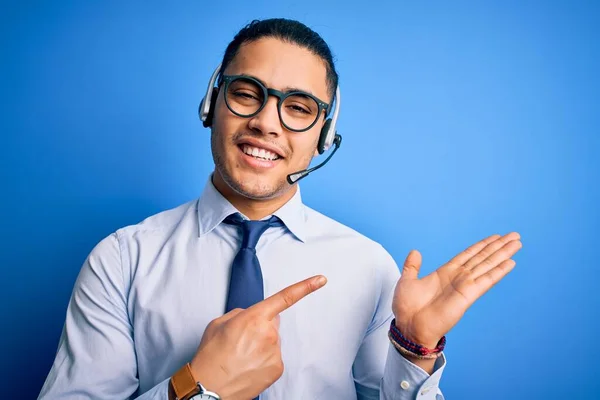 Joven Brasileño Agente Call Center Hombre Con Gafas Corbata Trabajo — Foto de Stock