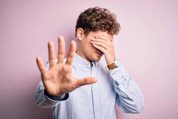 Junger Blonder Gutaussehender Mann Mit Lockigem Haar Der Ein Gestreiftes — Stockfoto