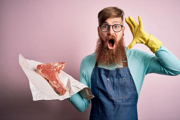 Rödhårig Irländsk Slaktare Man Med Skägg Håller Rått Nötkött Biff — Stockfoto
