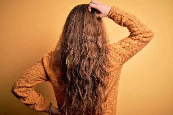 Junge Schöne Blonde Frau Lässigem Pullover Steht Vor Gelbem Hintergrund — Stockfoto