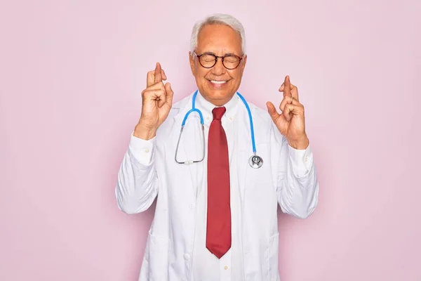 Médecin Homme Aux Cheveux Gris Moyen Âge Portant Stéthoscope Manteau — Photo