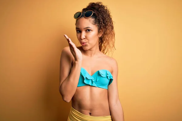 Junge Schöne Amerikanerin Urlaub Bikini Vor Isoliertem Gelben Hintergrund Die — Stockfoto