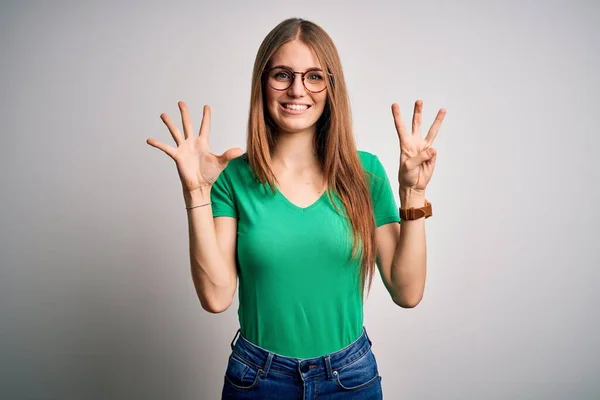 Joven Hermosa Pelirroja Vistiendo Casual Camiseta Verde Gafas Sobre Fondo — Foto de Stock