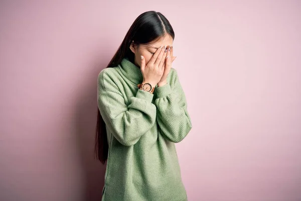 Junge Schöne Asiatische Frau Grünem Winterpullover Über Rosa Isoliertem Hintergrund — Stockfoto