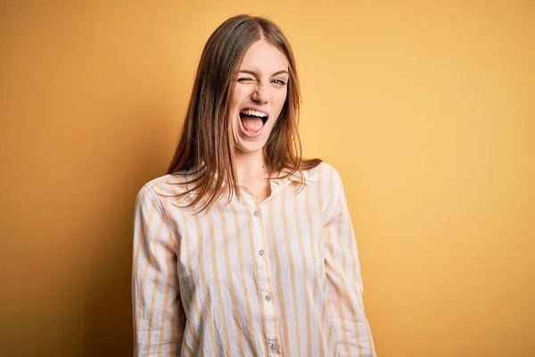 Jovem Mulher Ruiva Bonita Vestindo Camisa Listrada Casual Sobre Fundo — Fotografia de Stock