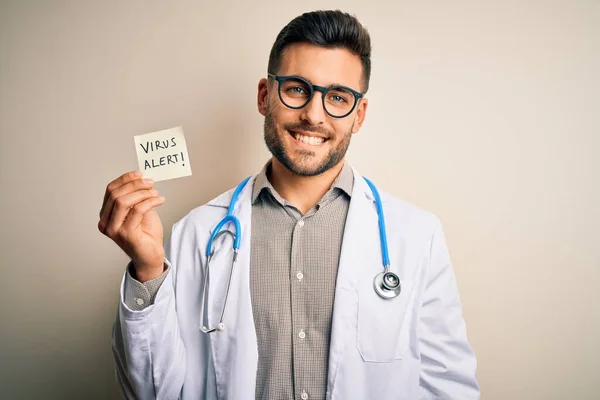 Mladý Lékař Muž Sobě Stetoskop Drží Virus Upozornění Přes Izolované — Stock fotografie