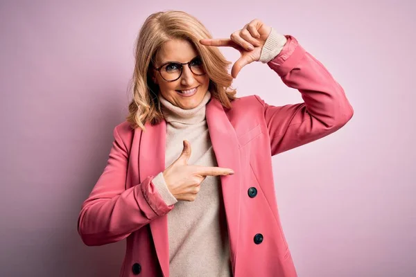 Mulher Negócios Loira Meia Idade Bonita Vestindo Jaqueta Rosa Elegante — Fotografia de Stock