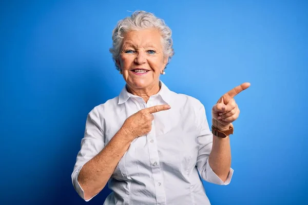 Ältere Schöne Frau Elegantem Hemd Steht Vor Isoliertem Blauen Hintergrund — Stockfoto