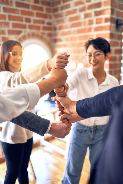 Gruppo Impiegati Che Sorridono Felici Piedi Pugni Urtando Ufficio — Foto Stock