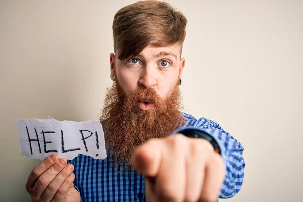 Homem Irlandês Ruivo Com Papel Barba Segurando Com Mensagem Ajuda — Fotografia de Stock