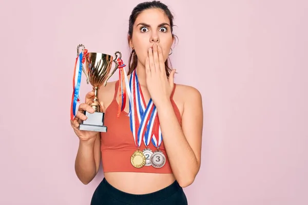 Jovem Bela Mulher Atleta Vencedora Fitness Vestindo Medalhas Esportivas Troféu — Fotografia de Stock