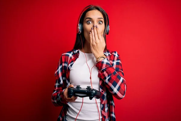 Jovem Bela Morena Gamer Mulher Jogando Videogame Usando Joystick Fones — Fotografia de Stock