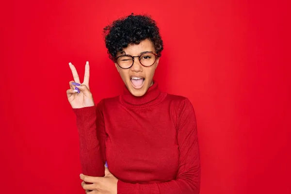 Fiatal Gyönyörű Afro Amerikai Garbó Pulóvert Szemüveget Visel Boldog Arccal — Stock Fotó