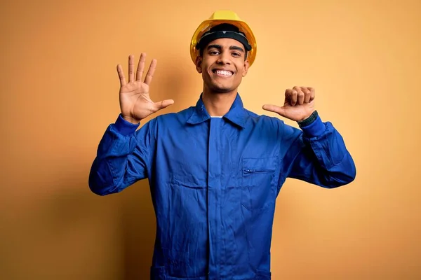Mladý Pohledný Africký Americký Dělník Muž Modré Uniformě Bezpečnostní Přilba — Stock fotografie