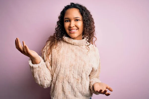 Mujer Hermosa Joven Con Pelo Rizado Usando Suéter Casual Pie — Foto de Stock