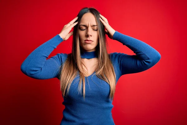 Joven Mujer Rubia Hermosa Con Ojos Azules Pie Sobre Fondo — Foto de Stock