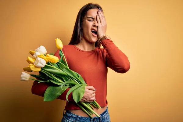 Sarı Arka Planda Bir Buket Lale Çiçeği Tutan Genç Güzel — Stok fotoğraf