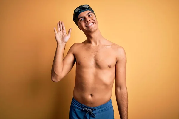 Młody Przystojny Mężczyzna Bez Koszuli Kostiumach Kąpielowych Czapce Odizolowanym Żółtym — Zdjęcie stockowe