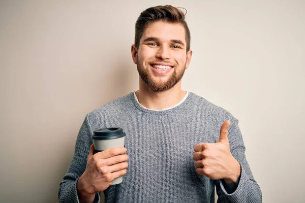 Joven Hombre Rubio Con Barba Ojos Azules Bebiendo Taza Café — Foto de Stock