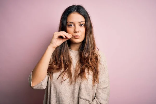 Giovane Bella Donna Bruna Indossa Maglione Casual Piedi Sopra Bocca — Foto Stock