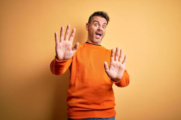 Joven Hombre Guapo Vistiendo Suéter Casual Naranja Pie Sobre Fondo — Foto de Stock