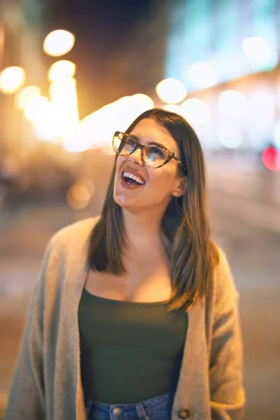 Wanita Cantik Muda Tersenyum Bahagia Dan Percaya Diri Berdiri Dengan — Stok Foto