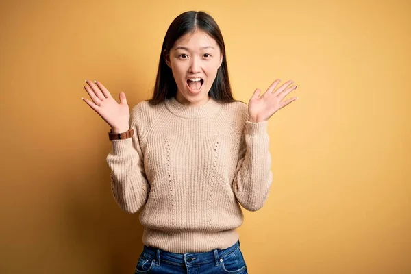 Jonge Mooie Aziatische Vrouw Draagt Casual Trui Gele Geïsoleerde Achtergrond — Stockfoto
