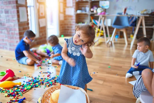 Entzückende Kleinkindgruppe Spielt Kindergarten Jede Menge Spielzeug — Stockfoto
