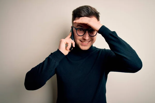 Jonge Knappe Kaukasische Man Die Een Gesprek Voeren Smartphone Gestrest — Stockfoto