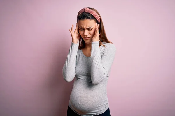 Jong Mooi Tiener Meisje Zwanger Verwacht Baby Geïsoleerde Roze Achtergrond — Stockfoto