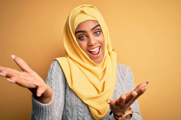 Giovane Bella Ragazza Afro Americana Indossa Hijab Musulmano Isolato Sfondo — Foto Stock