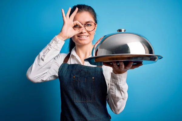 Genç Güzel Garson Kadın Mavi Gözlü Kubbeli Izole Bir Arka — Stok fotoğraf