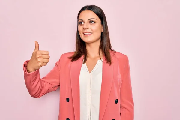 Jong Mooi Brunette Zakenvrouw Dragen Elegante Jas Geïsoleerde Roze Achtergrond — Stockfoto