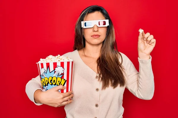 Giovane Donna Ispanica Indossa Occhiali Film Mangiare Popcorn Sfondo Rosso — Foto Stock