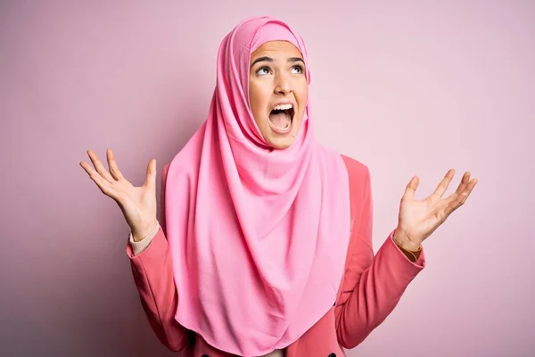 Junges Schönes Mädchen Muslimischem Hijab Das Vor Isoliertem Rosa Hintergrund — Stockfoto