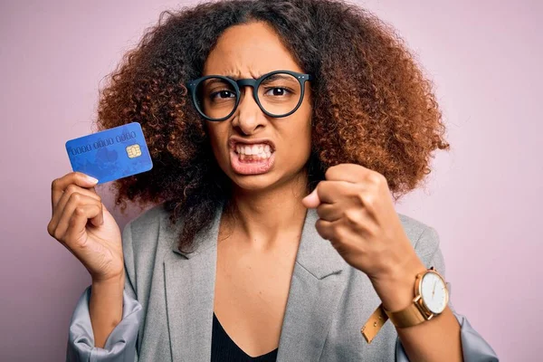 Jovem Empresária Afro Americana Com Cabelo Afro Segurando Cartão Crédito — Fotografia de Stock