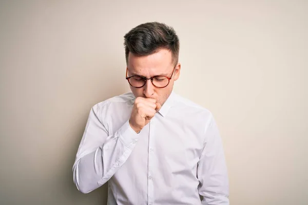 Junge Gutaussehende Geschäftsleute Mit Brille Und Elegantem Hemd Über Isoliertem — Stockfoto