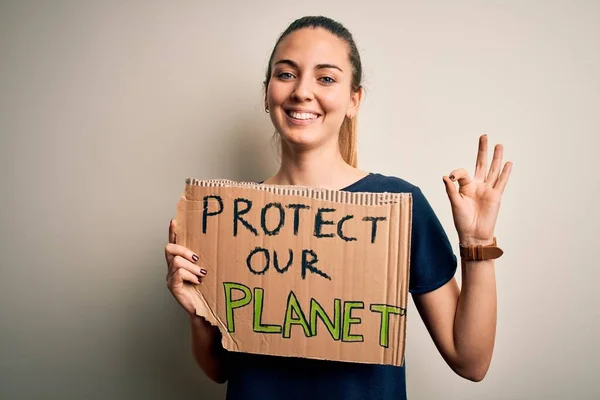 Jovem Mulher Loira Bonita Com Olhos Azuis Pedindo Proteger Planeta — Fotografia de Stock