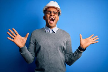 Başarı için çılgın ve çılgın kutlamalar yapan savaş başlığı takan Afrika kökenli Amerikalı genç mühendis kollarını kaldırmış ve gözleri kapalı heyecanlı bir şekilde çığlık atıyordu. Kazanan konsept